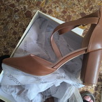 Brown sandals with chunky heel and strap, size 39