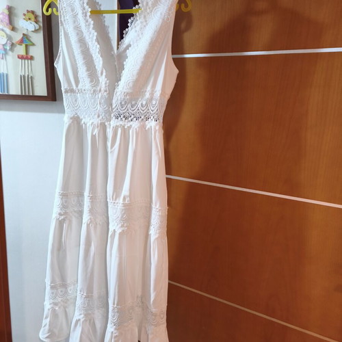 White dress with lace and deep back, midi, like new
