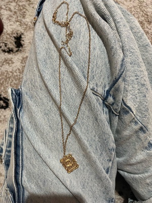 Necklace with rose like new, gold-colored