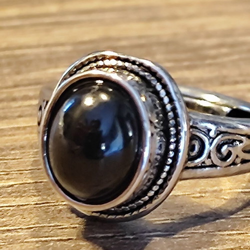 Elegant silver ring with round black stone, like new