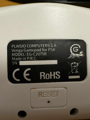 PS4 controller functional, missing R2 button, battery very good