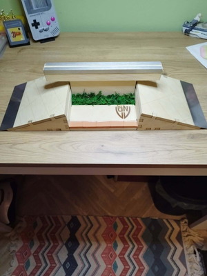 Wooden fingerboard ramp like new