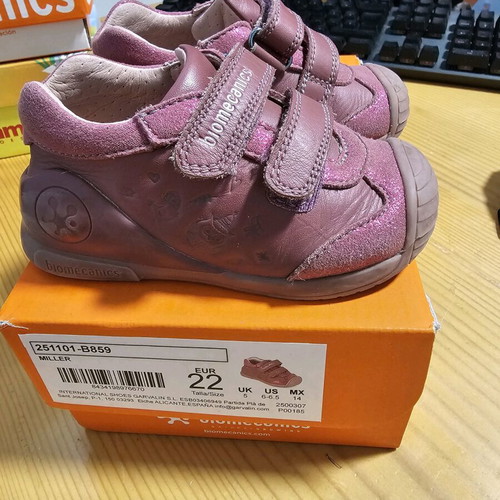 Biomechanics baby anatomical shoe size 22 like new