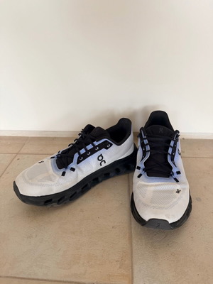 On Cloudtilt sneakers σαν καινούργια, μέγεθος 42, μαύρο και άσπρο