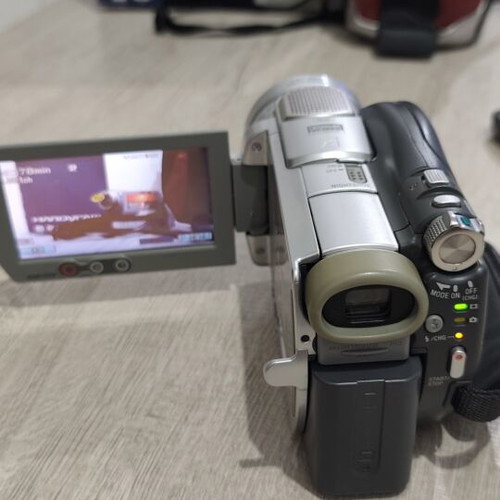 Sony Handycam DCR-DVD505E vintage video camera used with original box