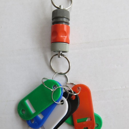 Gardena cylindrical clip used with 6 colorful keychains and label holders