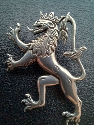 Silver Pin 800 Lion Rampant with Crown like new