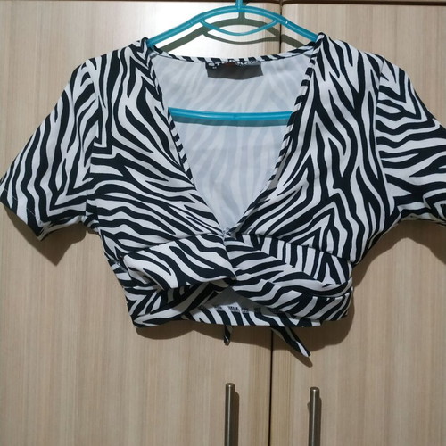 Crop top black and white S in excellent condition