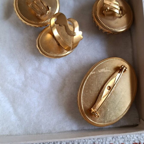 Vintage floral jewelry set like new with earrings, ring and brooch