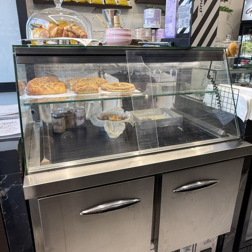 Professional refrigerated food display case