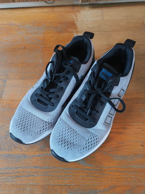 Men's athletic shoes used, size 44, black and gray