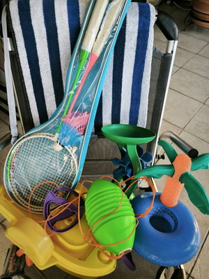 Διάφορα παιχνίδια παραλίας μεταχειρισμένα, ρακέτες badminton, νερομύλος, φουσκωτό νησί, βαρκάκι, rocketball