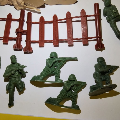 Plastic toy soldiers, set of 26