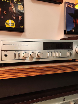 Mitsubishi DA-U540 vintage stereo integrated amplifier with LED VU meters and phono stage
