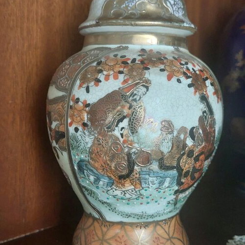 Antique Chinese style jar like new with colorful details