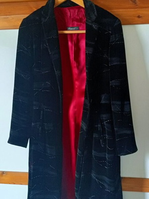 Rococo jacket like new, long with velvet texture and red satin lining