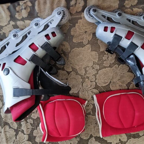 Rollers used silver with red knee pads, size 37