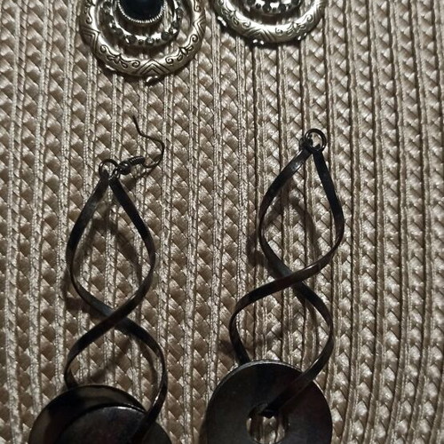 Metal hanging earrings like new, 2 pairs