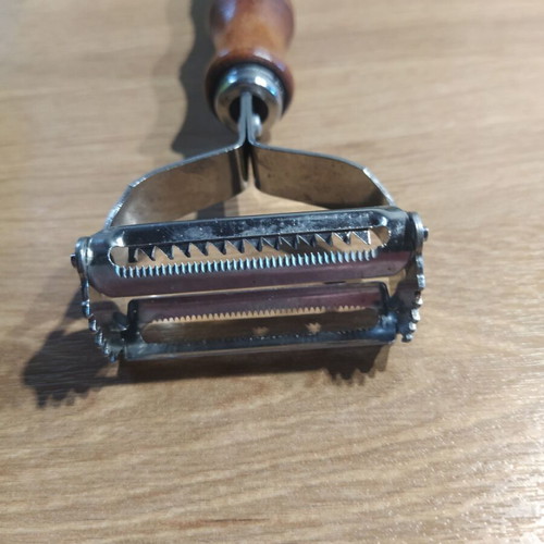 Peeler with stainless steel blades and wooden handle like new