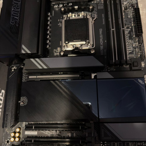 Gigabyte X870E Aorus Pro motherboard without WiFi antenna