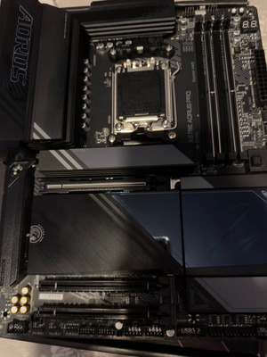 Gigabyte X870E Aorus Pro motherboard without WiFi antenna