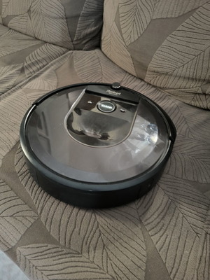 iRobot Roomba i7 robot vacuum like new