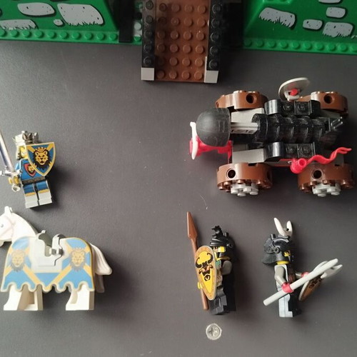 Lego 6098 King Leo's Castle used in good condition