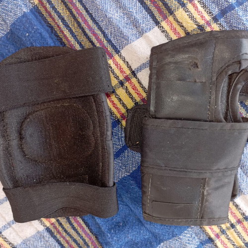Retro sports protective pads used for roller skating