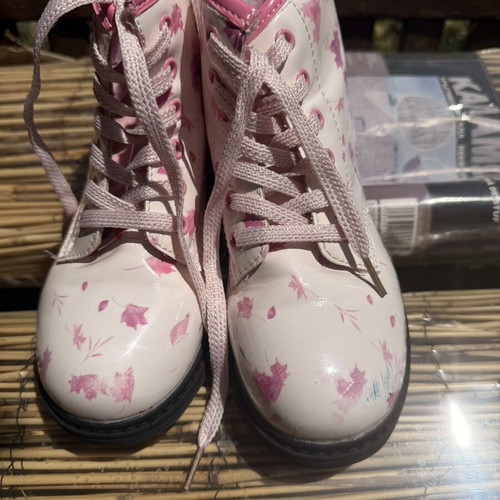 Boots Elsa size 32 like new