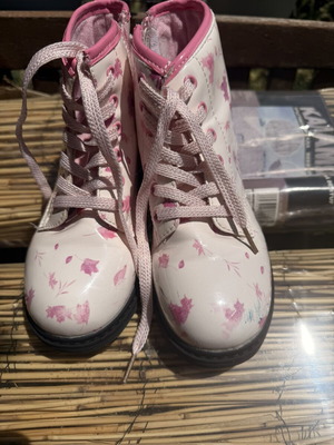 Boots Elsa size 32 like new