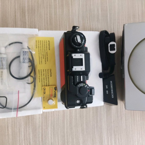 Nikonos -V καινούργια υποβρύχια φωτογραφική μηχανή με φακό 35mm και φλας