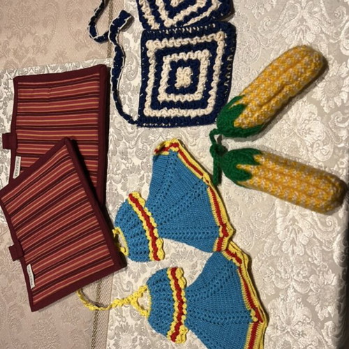 Set of decorative and functional oven cloths, new, 4 pieces