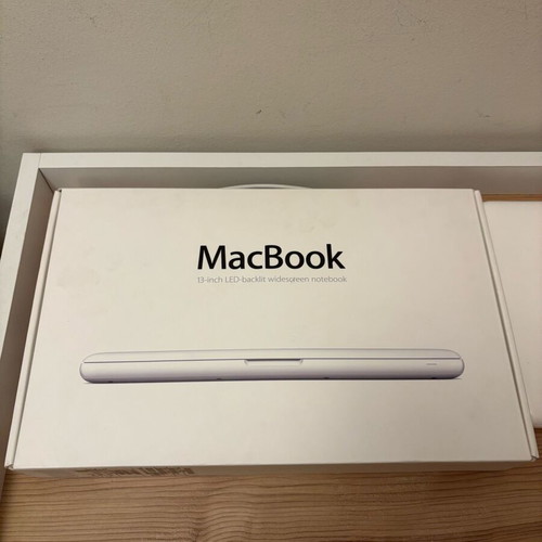 Apple Macbook 13 inch late 2009 with box and manuals