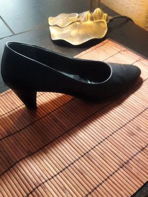 Rose Petals leather pumps size 40 like new, black