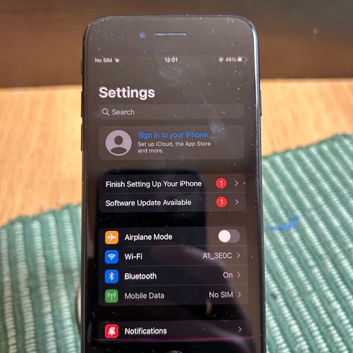 IPhone 7 32GB like new, black, with minor screen defect