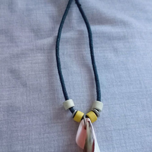 Summer shell pendant like new with cord