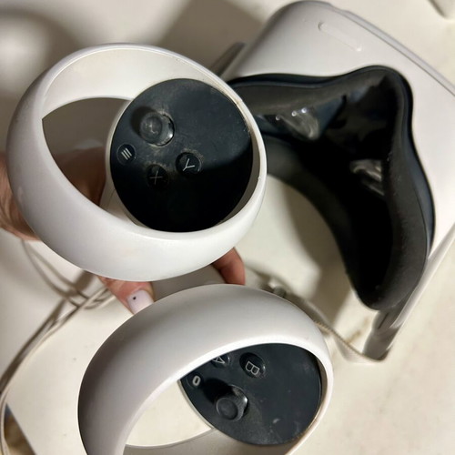 Meta Quest 2 VR headset like new with 2 controllers
