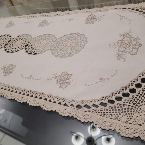 Set of 3 Semen Table Linens like new