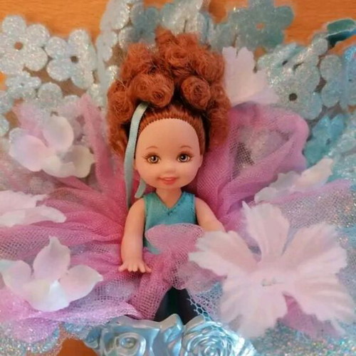 Kelly doll Mattel 2006 used with bouquet base