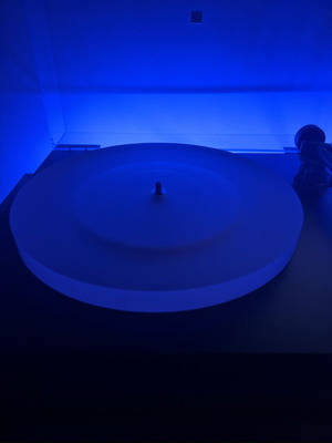 Rega Planar 1 μαύρο-γκρι πικάπ με κεφαλή Audio Technica VM95 EN