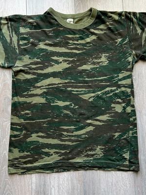 Unisex t-shirt like new, green with pattern, size S