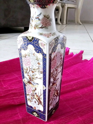 Japanese vase with 24K like new