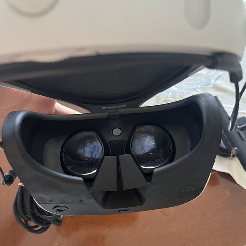 Sony PSVR 1 for PlayStation 4 with controller and game