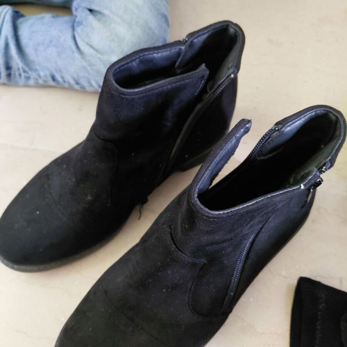 Suede boots size 38 like new with inner fur black