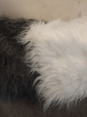 Mongolian pillows like new, pack grey and white