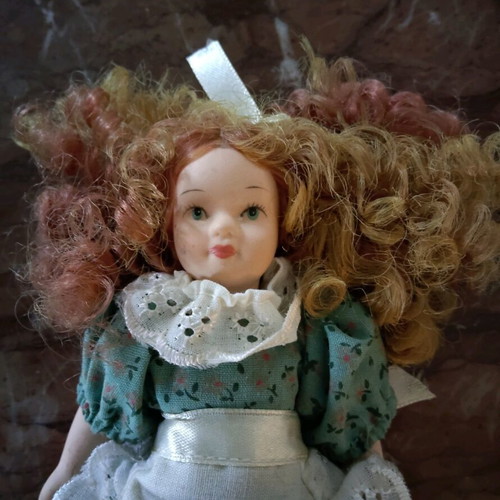 Porcelain doll used about 15cm with magazine