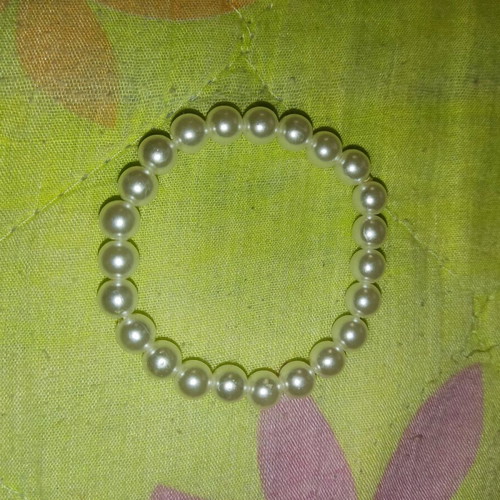 Bracelet with white pearl like new, elastic band