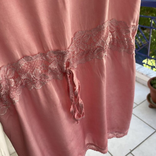 Attrattivo top with adjustable straps and lace waist belt like new, pink