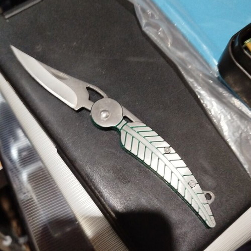 Knife like new with thin discreet feather design