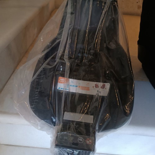 Maxi Cosi 2 Way Pearl car seat used with Isofix base